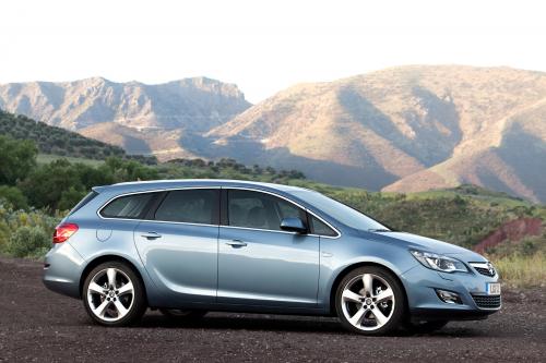 Vauxhall Astra Sports Tourer (2011) - picture 8 of 11