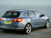Vauxhall Astra Sports Tourer (2011) - picture 1 of 11