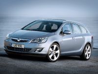 Vauxhall Astra Sports Tourer (2011) - picture 2 of 11