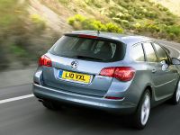 Vauxhall Astra Sports Tourer (2011) - picture 4 of 11