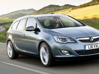 Vauxhall Astra Sports Tourer (2011) - picture 6 of 11