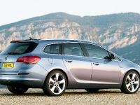 Vauxhall Astra Sports Tourer (2011) - picture 10 of 11