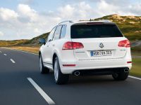 Volkswagen Touareg R-Line (2011) - picture 2 of 7