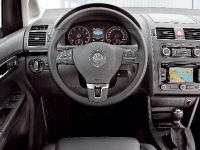 Volkswagen Touran (2011) - picture 3 of 3