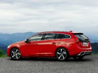 Volvo V60 R-Design (2011) - picture 1 of 7