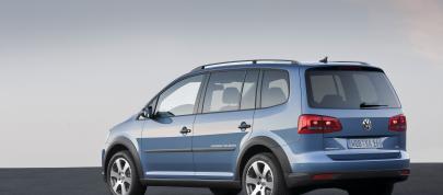 VW CrossTouran (2011) - picture 4 of 15