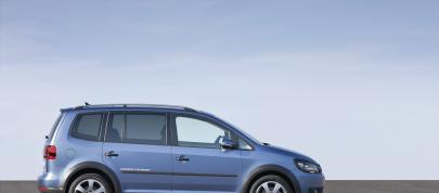 VW CrossTouran (2011) - picture 12 of 15