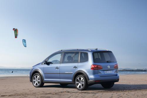 VW CrossTouran (2011) - picture 8 of 15