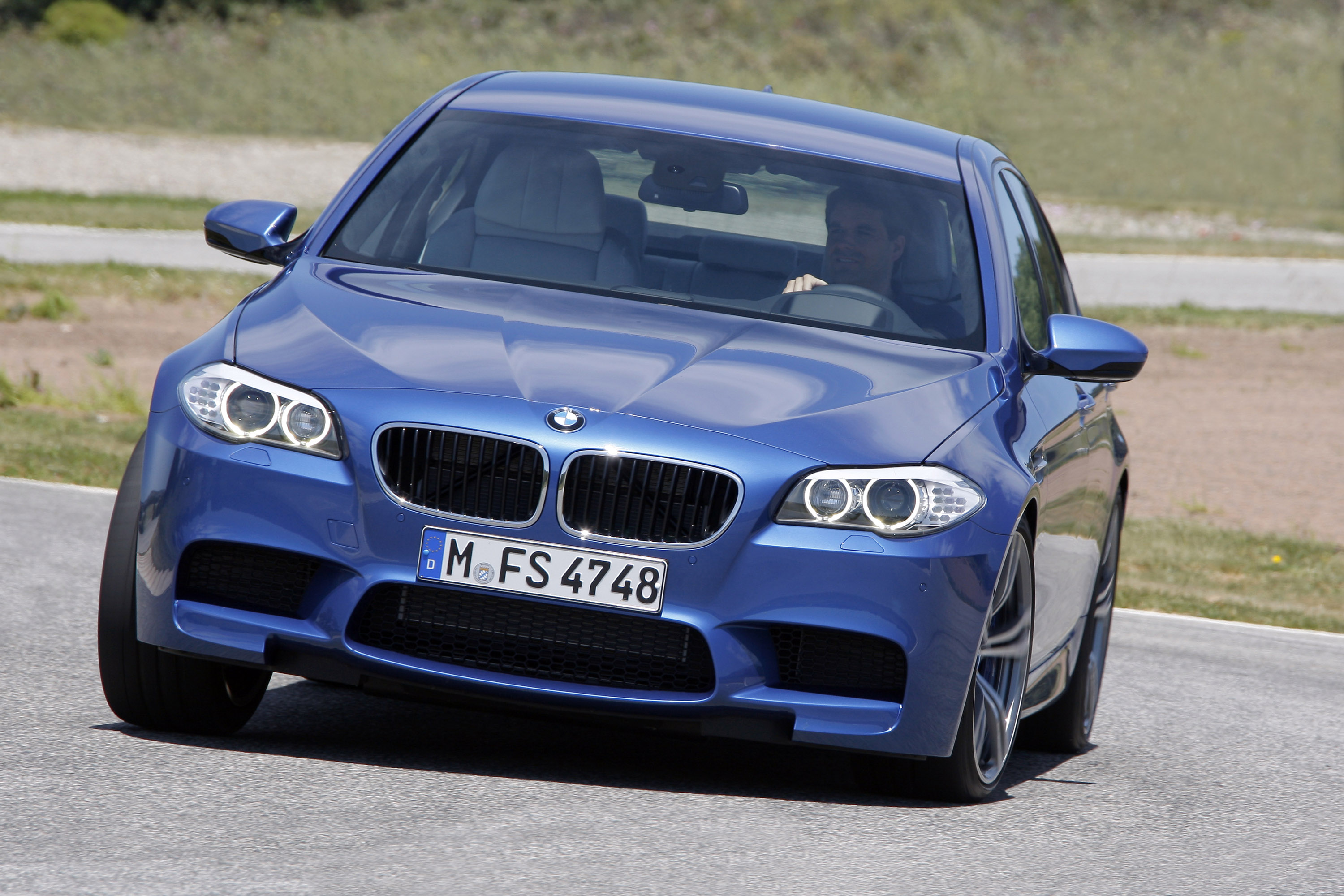 Сравнение м5 и м5. BMW m5. BMW m5 f10 2012. BMW m5 седан. BMW m5 f10 2011.