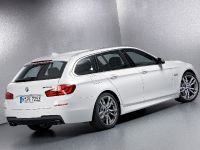 BMW M550d xDrive Touring (2012) - picture 3 of 4