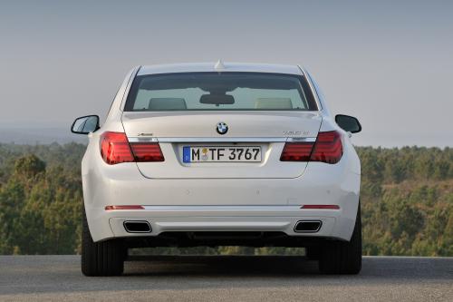 BMW Series 7 (2013) - picture 17 of 21