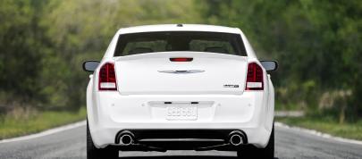 Chrysler 300 SRT8 (2012) - picture 4 of 18