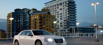 Chrysler 300C UK (2012) - picture 15 of 65