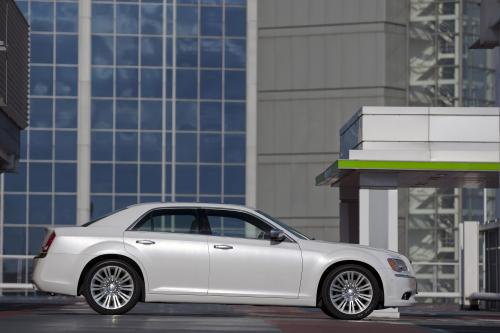 Chrysler 300C UK (2012) - picture 8 of 65