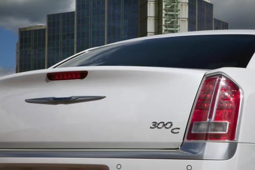 Chrysler 300C UK (2012) - picture 40 of 65