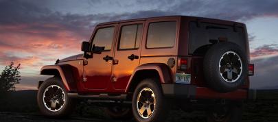 Jeep Wrangler Unlimited Altitude (2012) - picture 4 of 9