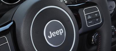 Jeep Wrangler Unlimited Altitude (2012) - picture 7 of 9