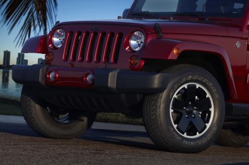 Jeep Wrangler Unlimited Altitude (2012) - picture 8 of 9