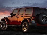 Jeep Wrangler Unlimited Altitude (2012) - picture 4 of 9