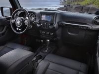 Jeep Wrangler Unlimited Altitude (2012) - picture 5 of 9