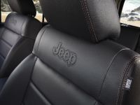 Jeep Wrangler Unlimited Altitude (2012) - picture 6 of 9