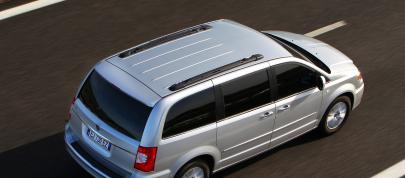 Lancia Voyager (2012) - picture 4 of 13