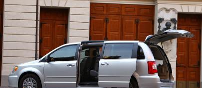 Lancia Voyager (2012) - picture 7 of 13