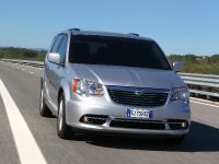 Lancia Voyager (2012) - picture 1 of 13