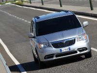 Lancia Voyager (2012) - picture 2 of 13