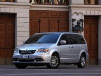 Lancia Voyager (2012) - picture 3 of 13