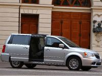 Lancia Voyager (2012) - picture 6 of 13
