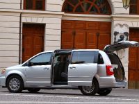 Lancia Voyager (2012) - picture 7 of 13