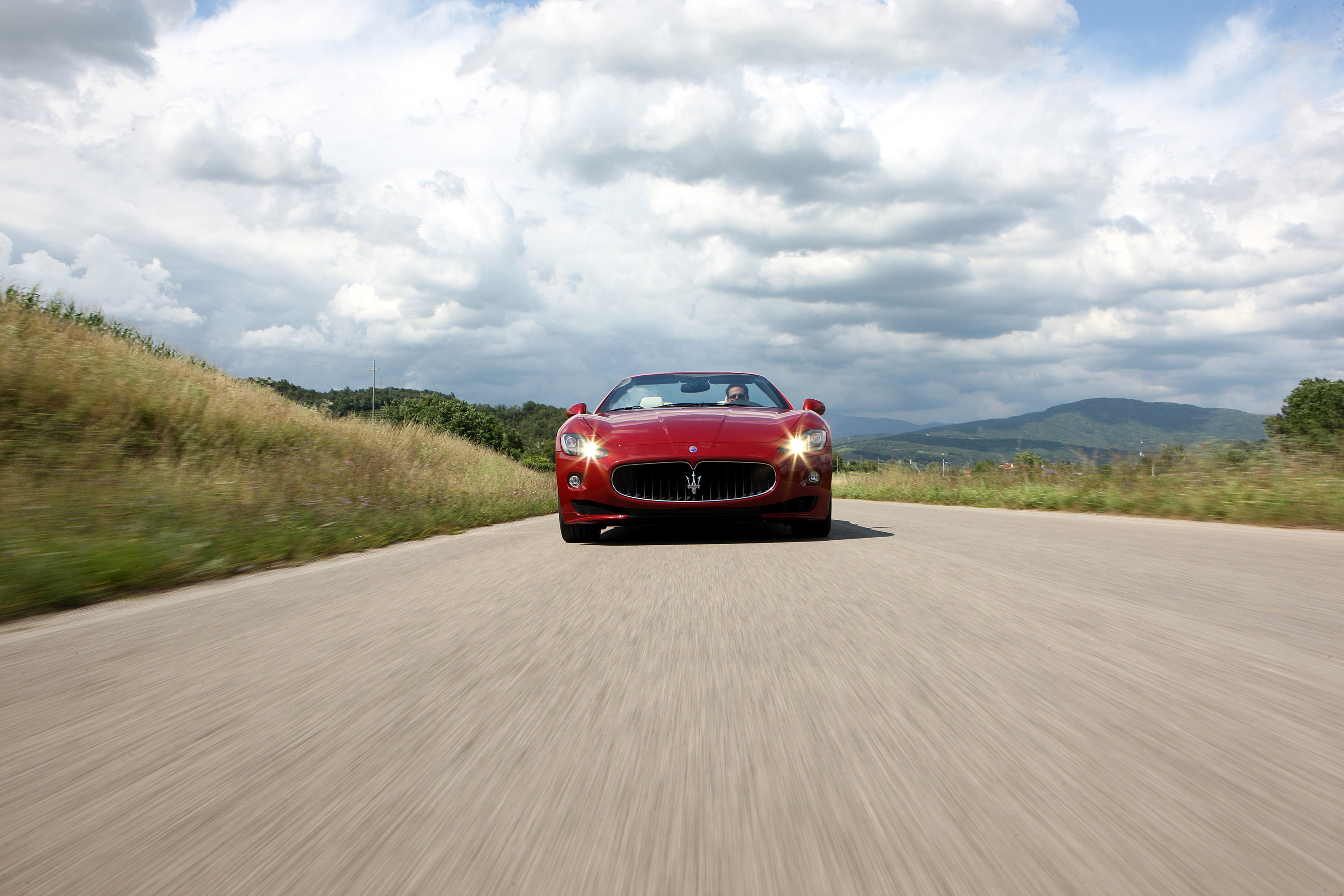 Машина красиво едет. 2012 Maserati GRANCABRIO Sport. Мазерати 3000. Мазерати GRANCABRIO Sport. Машина на дороге.
