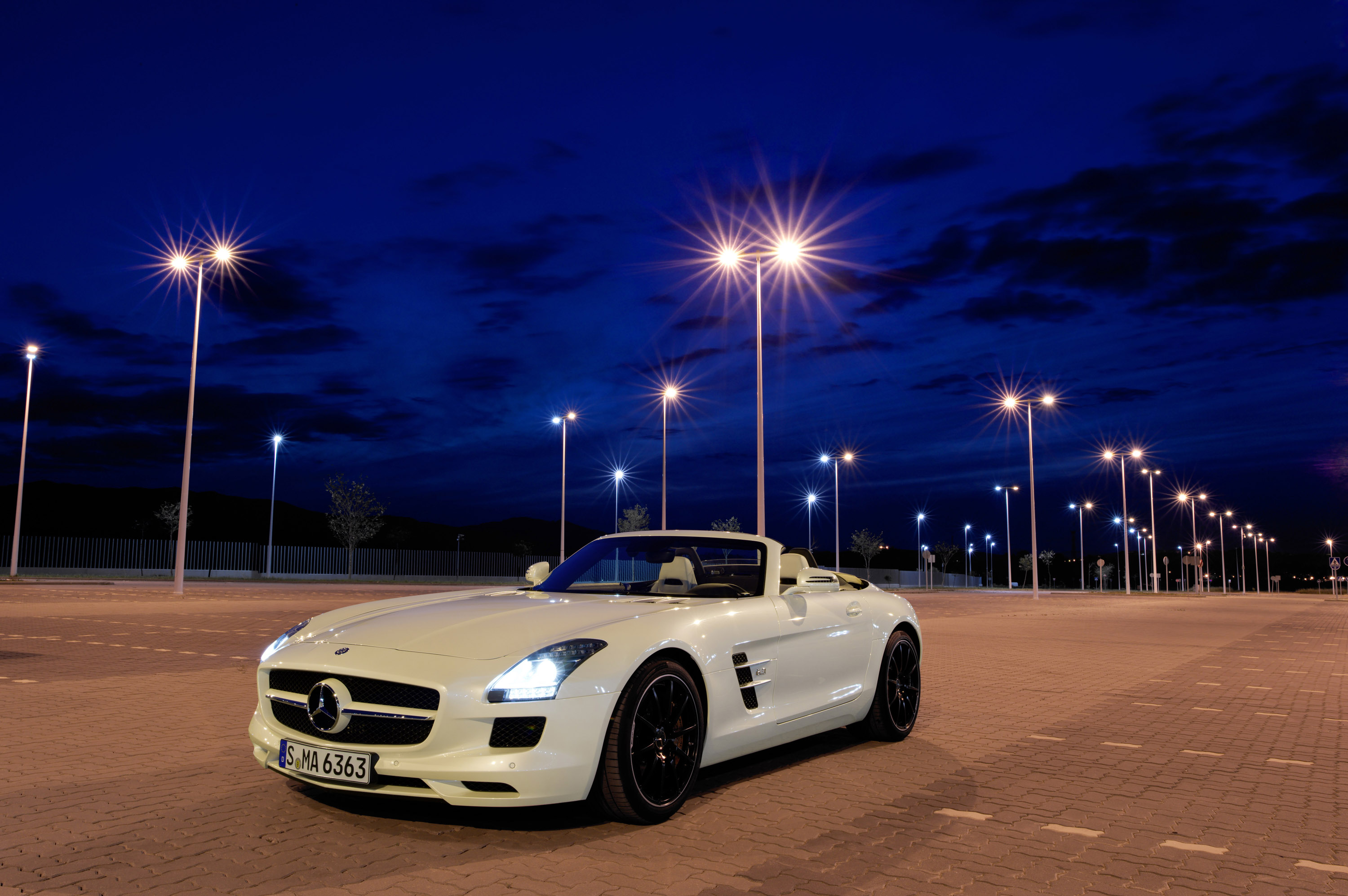 Красивая машина ночью. Mercedes-Benz SLS AMG Roadster. Mercedes SLS Roadster. Мерседес СЛС АМГ обои. Мерседес СЛС АМГ ночью.