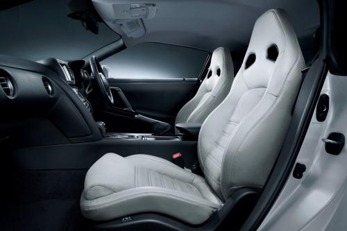 Nissan GT-R (2012) - picture 17 of 22