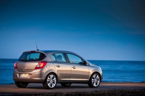 Opel Corsa 4-Door (2012) - picture 9 of 14
