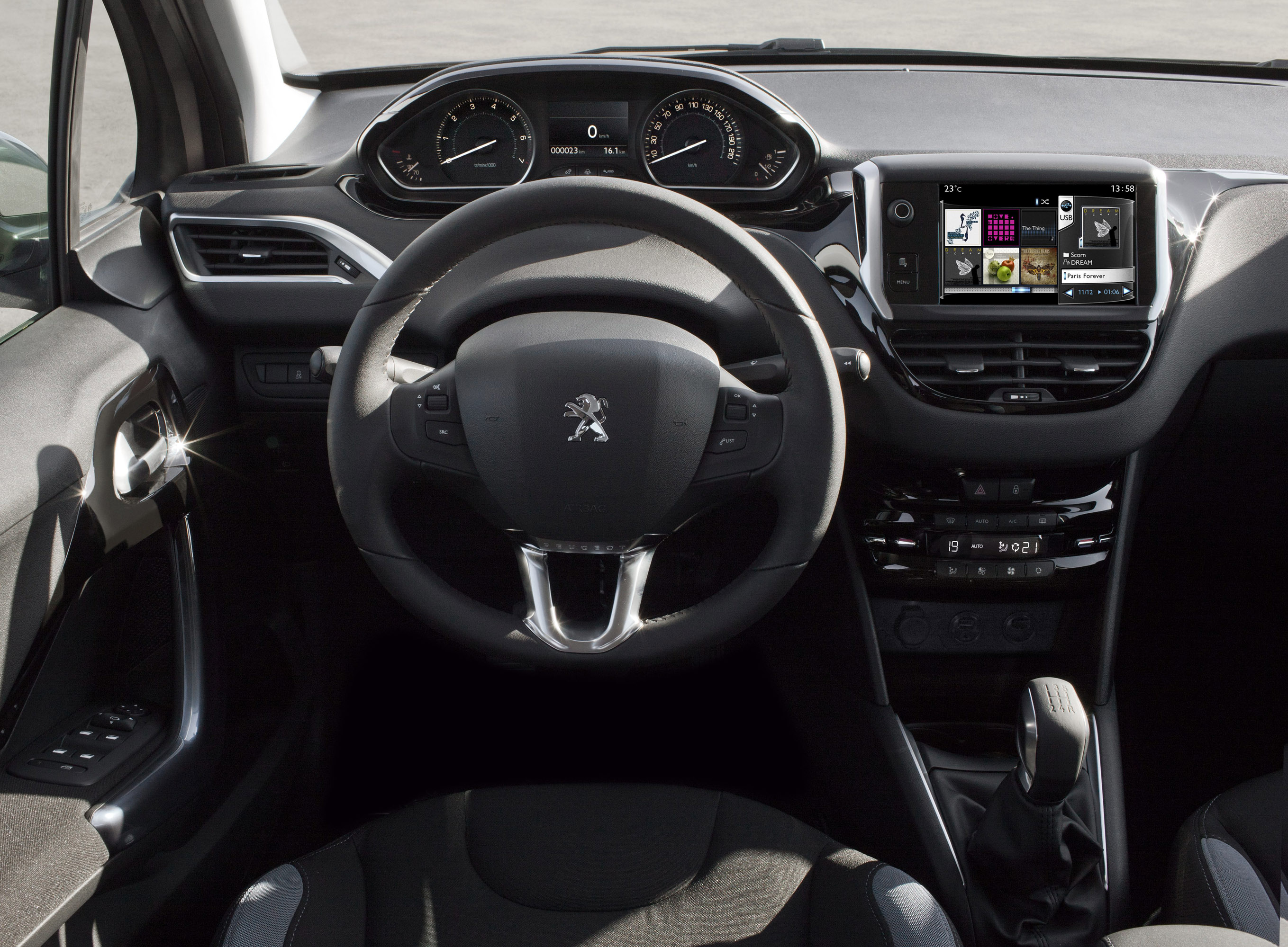 208. Пежо 208 салон. Peugeot 208 i. Peugeot 208 Interior. Пежо 208 2012 салон.