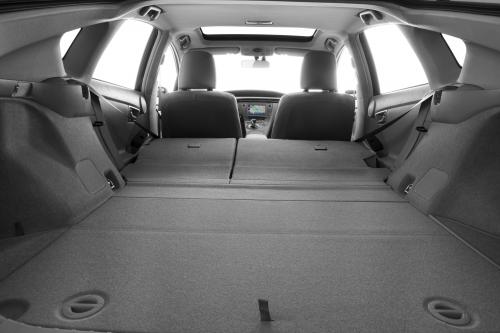 Toyota Prius Family (2012) - picture 8 of 9
