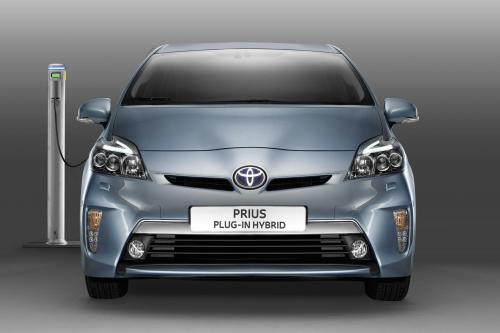 Toyota Prius Plug-In Hybrid (2012) - picture 1 of 5