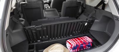 Toyota Prius v (2012) - picture 12 of 15