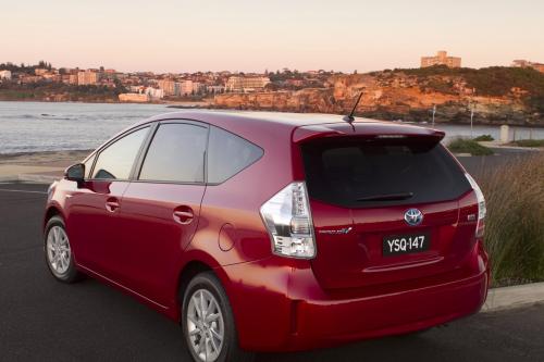 Toyota Prius v (2012) - picture 8 of 15