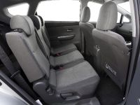 Toyota Prius v (2012) - picture 10 of 15