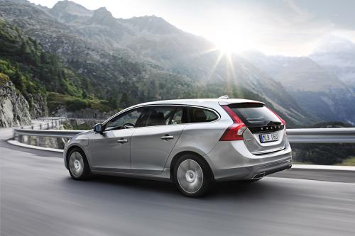 Volvo V60 Plug-in Hybrid (2012) - picture 33 of 37