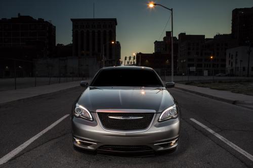 .5 Chrysler 200 S Special Edition (2013) - picture 1 of 17