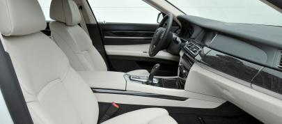 BMW 7 Series (2013) - picture 28 of 41