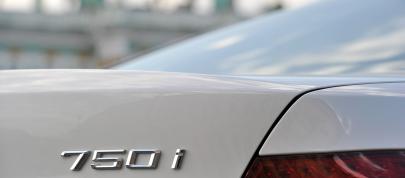 BMW 7 Series (2013) - picture 39 of 41