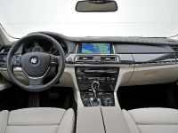 BMW 7 Series (2013) - picture 30 of 41