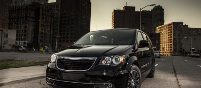 Chrysler Town And Country S (2013) - picture 4 of 19