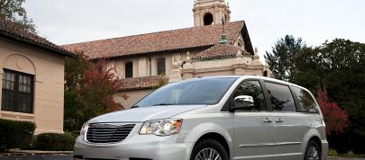 Chrysler Town And Country S (2013) - picture 7 of 19