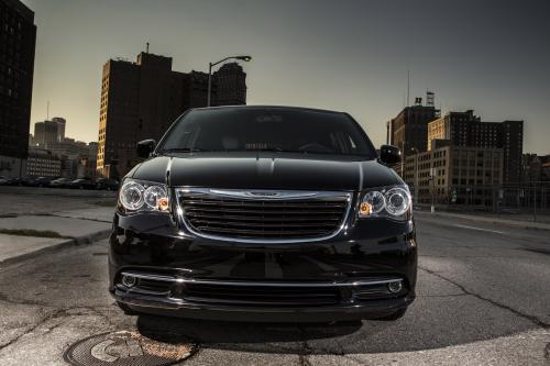 Chrysler Town And Country S (2013) - picture 1 of 19